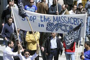 Sirijska policija pucala na desetine hiljada demonstranata