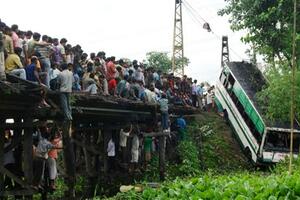 U prevrtanju autobusa u Indiji poginulo 27 putnika