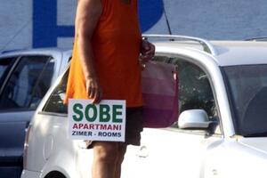 Na ulicama Budve legalni dileri za izdavanje privatnog smještaja