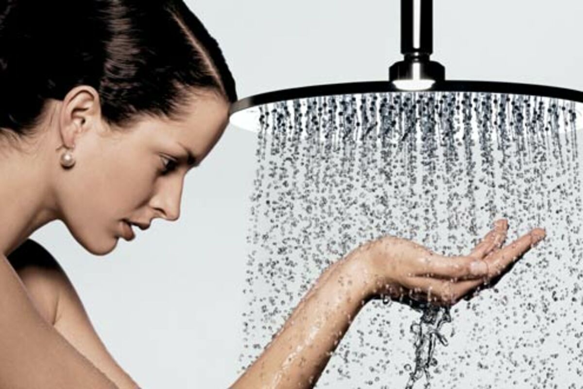 Принятие ванны. Фотосессия под душем. Девушка моет голову. Девушка моет волосы. Как часто надо мыться.