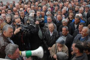 Radnici "Radoja Dakića" odustali od štrajka glađu, pregovaraće sa...