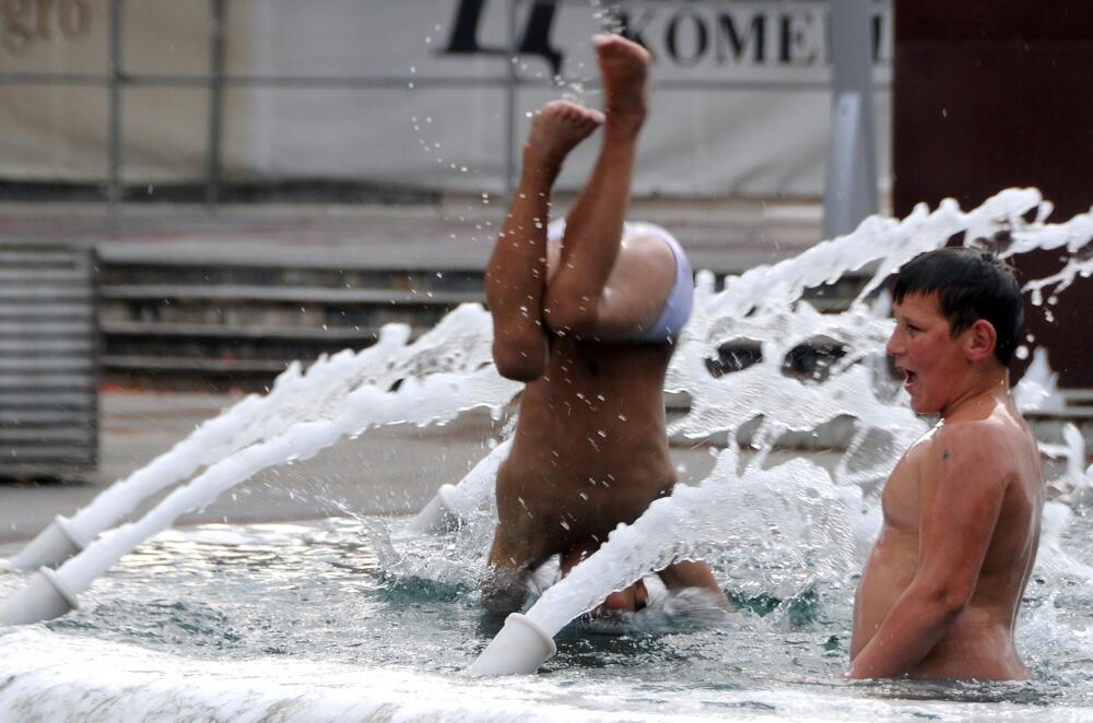 dječaci, kupanje, fontana