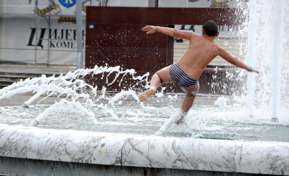 dječaci, kupanje, fontana