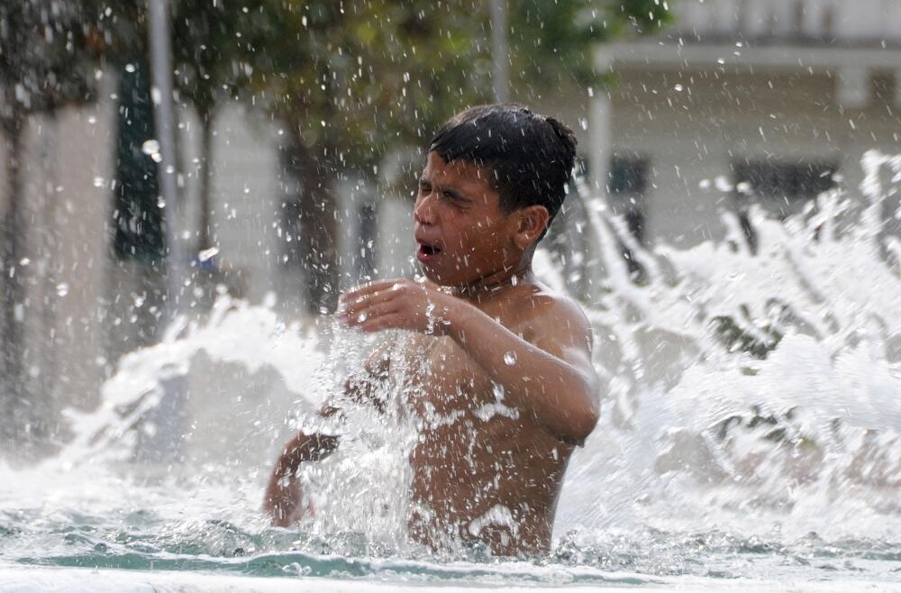 dječaci, kupanje, fontana