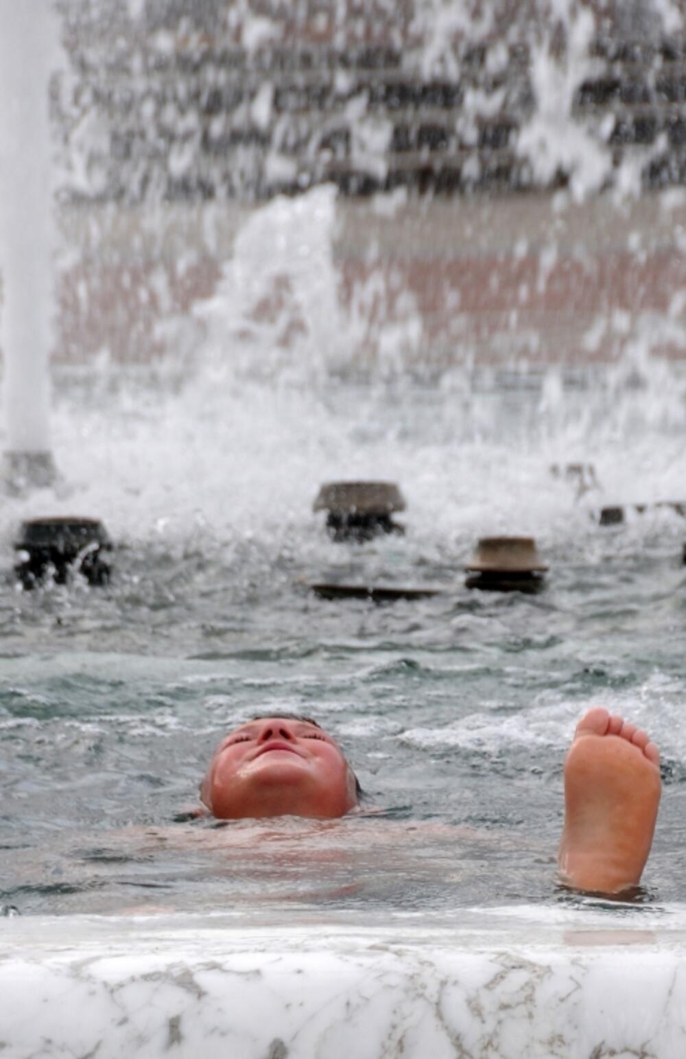 dječaci, kupanje, fontana