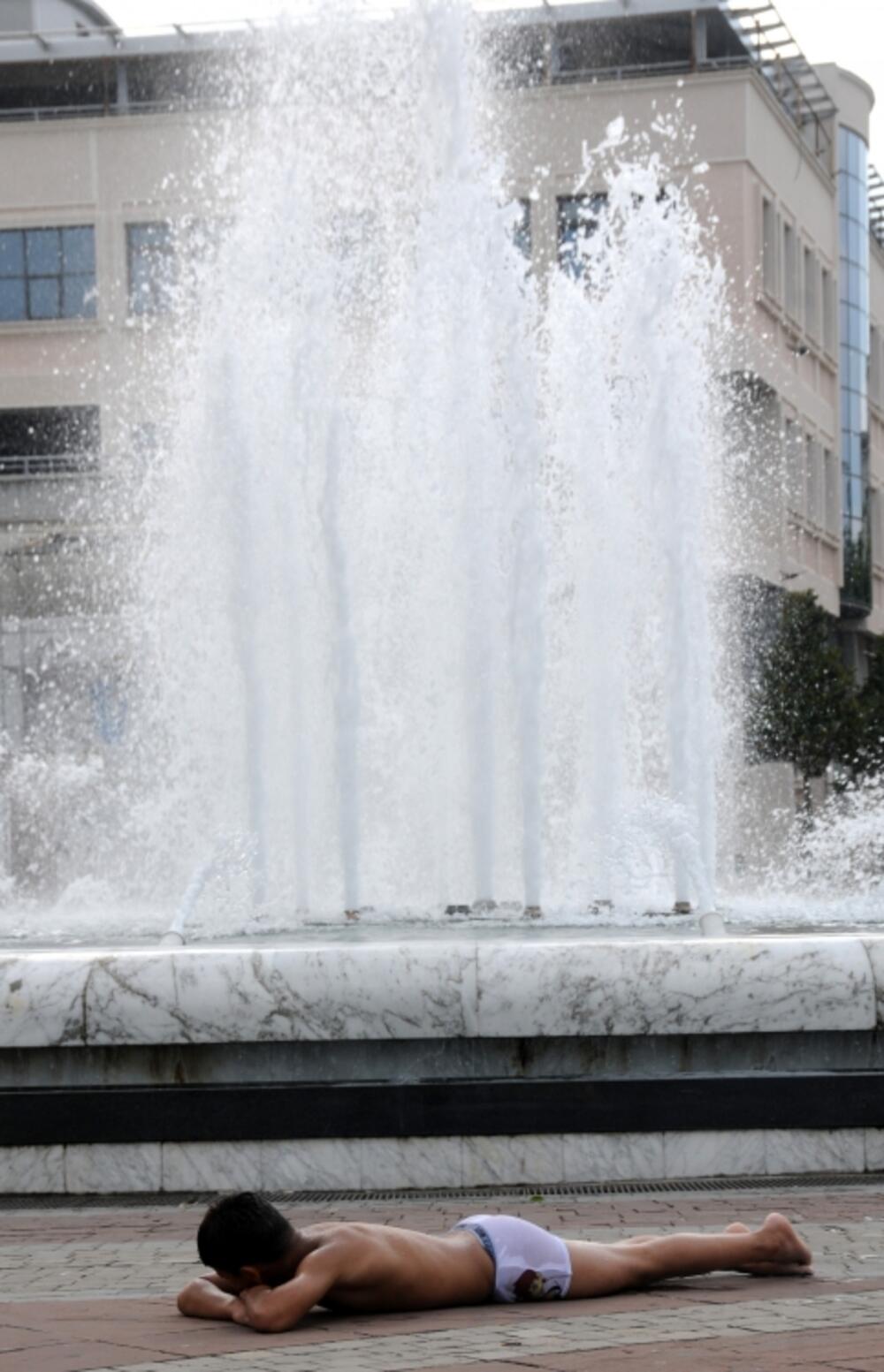 dječaci, kupanje, fontana