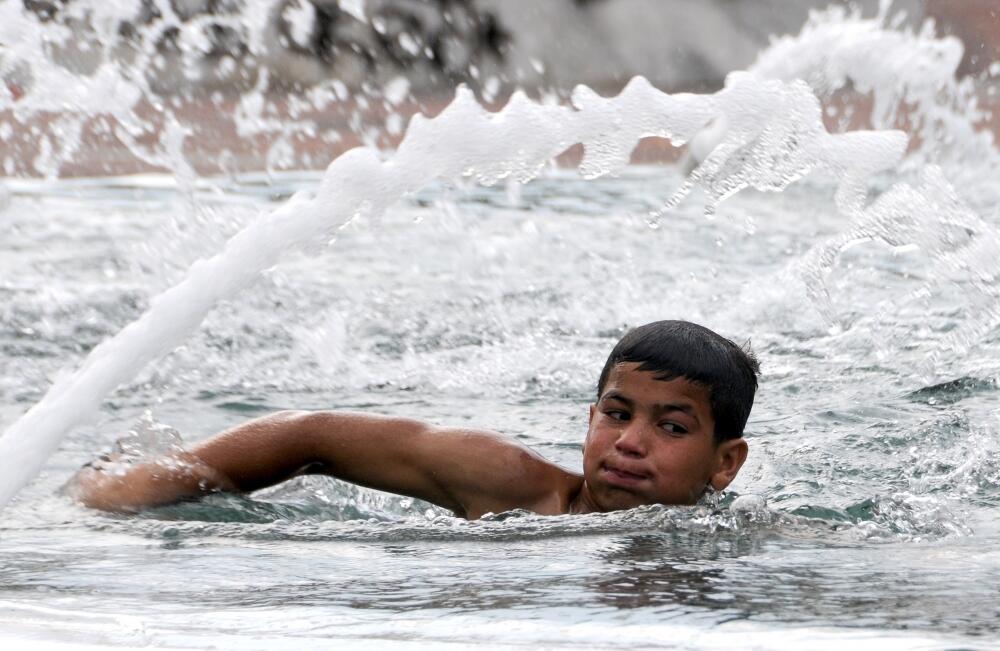 dječaci, kupanje, fontana