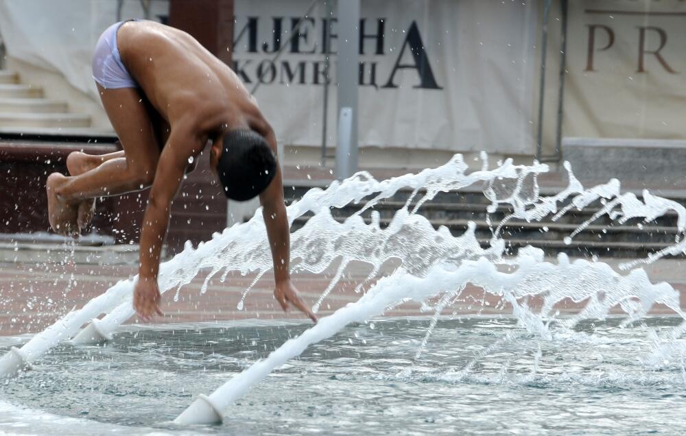 dječaci, kupanje, fontana