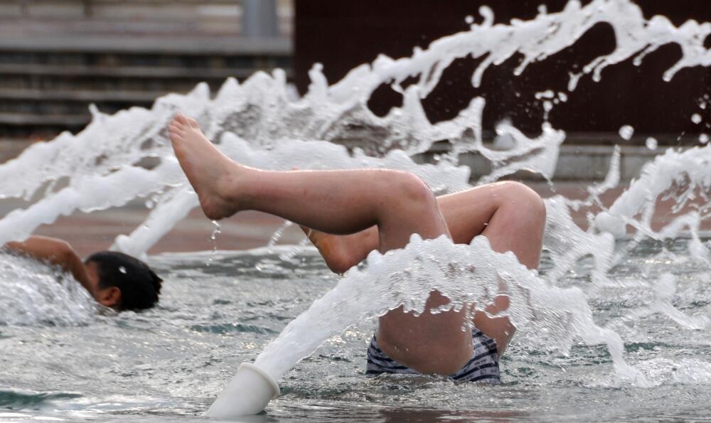 dječaci, kupanje, fontana