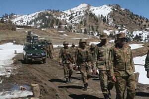 Ekstremisti napali mornaričku bazu u Karačiju