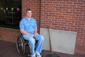 Tretman električne stimulacije: Nepokretni Amerikanac stao na noge