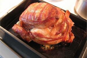 Pečeno pile u slanini