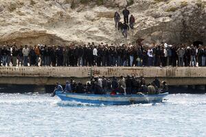 Italija šalje Tunižane natrag, novi migranti stižu