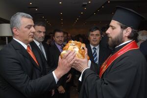 Mandić poručuje sa slave, da Srba ima više nego 2003.