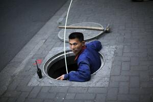 Dok rade stoje i po 10 sati, ne smiju da pričaju, a jedu nakon...