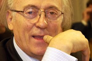 Zašto Novak Kilibarda ima službeni automobil i vozača?