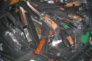 Crnogorski državljanin švercovao lovačke noževe i eletrošokove