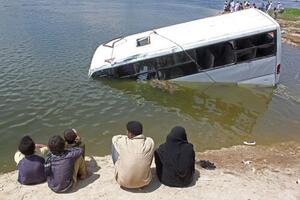 Minibus s trajekta pao u Nil, poginulo najmanje 17 ljudi