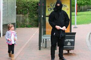 Nindža u crnom zavodi red u britanskom gradiću