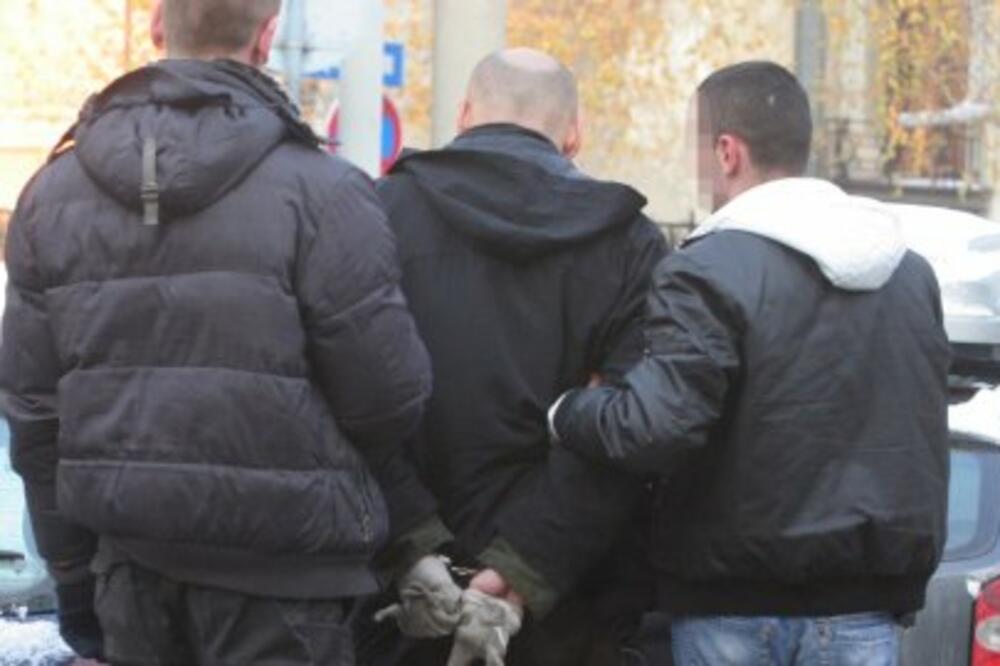 Privođenje Veselina Vukotića (Arhivska fotografija), Foto: Arhiva "Vijesti"