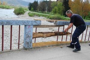 Urušava se gradski most u Beranama, pješaci pozivaju na oprez