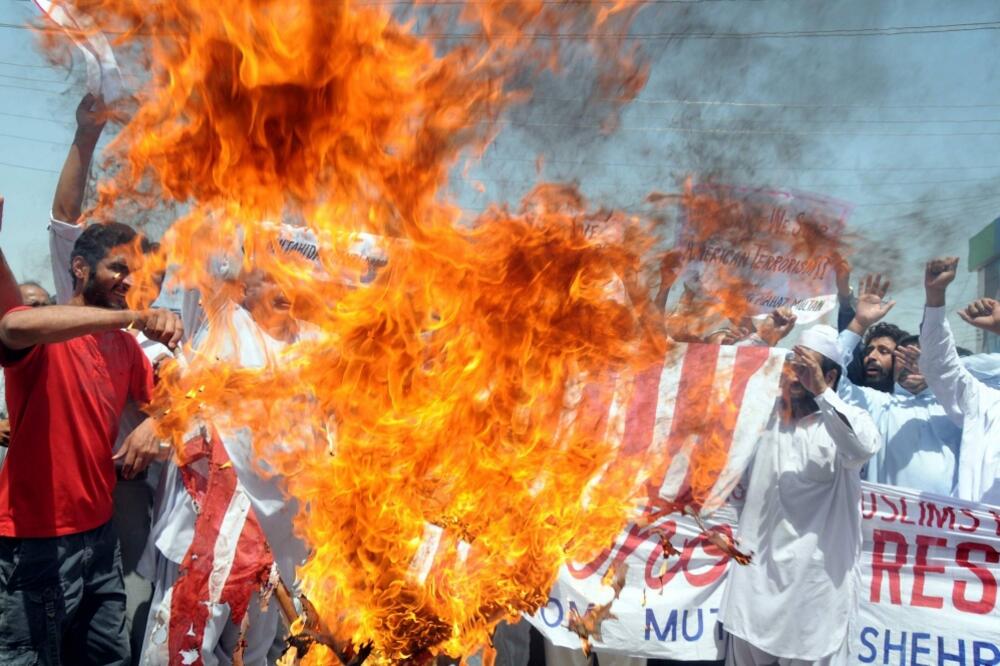 Pakistan, paljenje zastave, američka zastava, Foto: Beta/AP