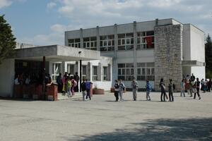 Nastavnici OŠ „Luka Simonović“ obustavili rad i traže reizbor...