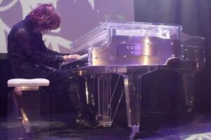 Za kristalni klavir na aukciji ponuđeno 73 miliona dolara