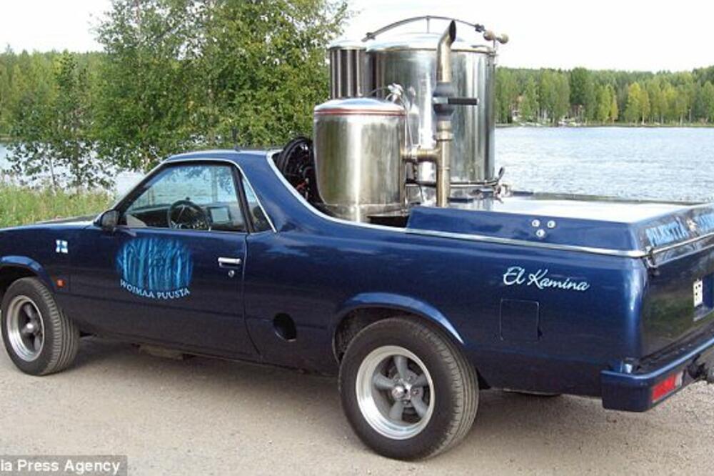 auto na piljevinu, Foto: Dailymail.co.uk