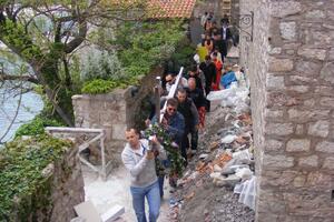 Vučinić: SPC u Budvi provocira nerede postavljanjem krsta na...