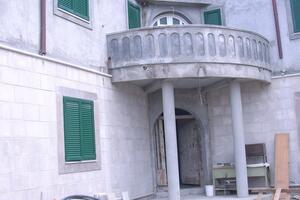 Počupani oluci sa parohijskog doma u Tivtu