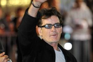 Lutka za seks sa likom Čarlija Šina rasprodata za 24 sata