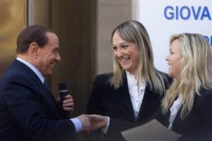 Berluskoni: Rubi mnogo laže