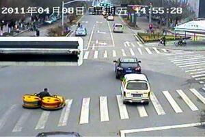 Kinez putem vozio 2 auta na sudaranje