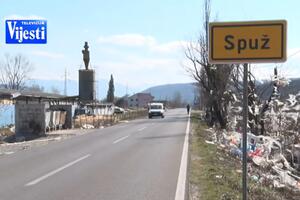 Plastične kese okačene o grane drveća u Spužu: Ovo je jedna sramota