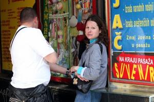 Žena gađala Dinkića kamenom, ali je pogodila drugog