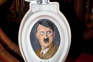 Otvoren muzej toaleta: Pisoar sa likom Hitlera
