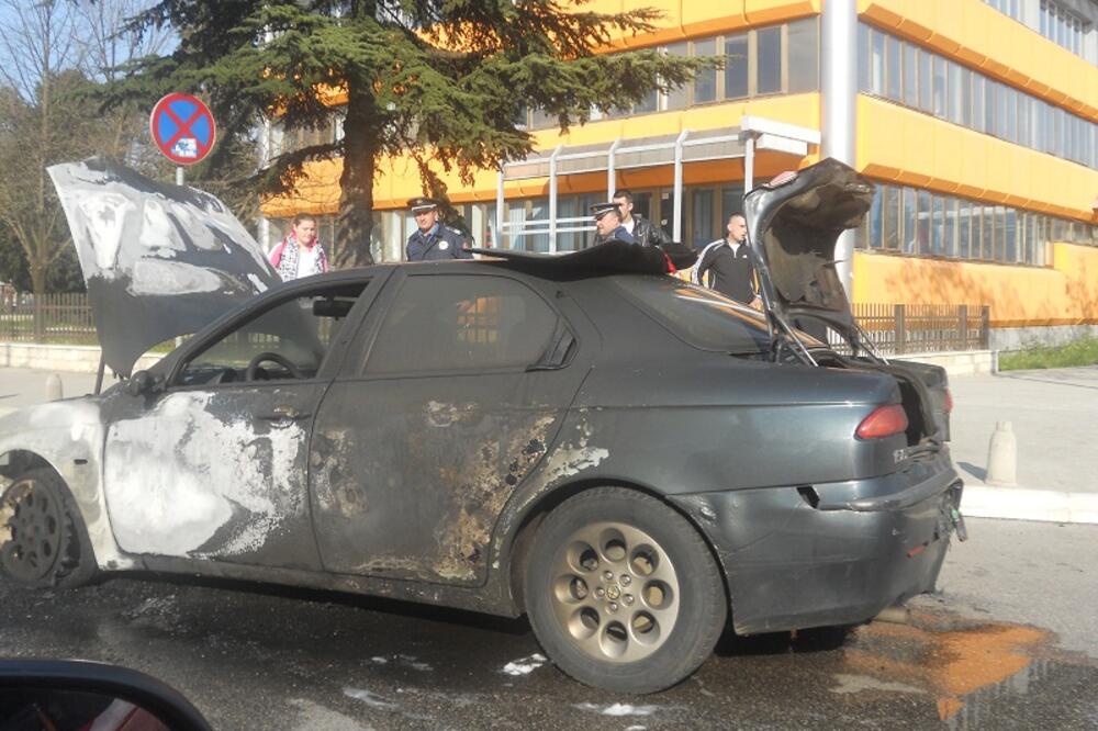 Izgorelo auto kod hitne, Foto: Srdan Kosović