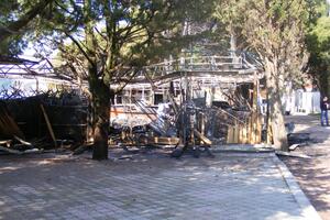U požaru u Budvi izgorio plažni bar