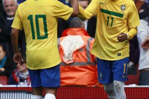 Brazil pobijedio Škotsku, Neimara gađali bananom