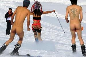 Polugoli i goli skijaši uživali na snijegu