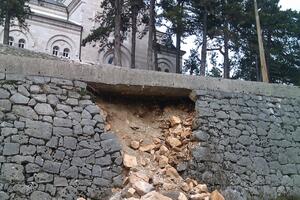 Obrušio se dio zida oko Saborne crkve u Nikšiću