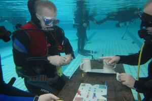 Ronioci igrali karte pod vodom 36 sati