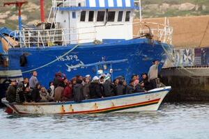 Prevrnuo se brod sa ilegalnim emigrantima iz Tunisa