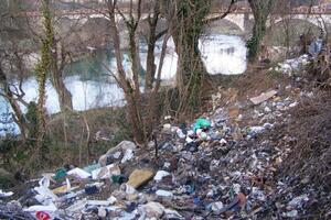 Na obali Zete građani napravili nekoliko divljih deponija