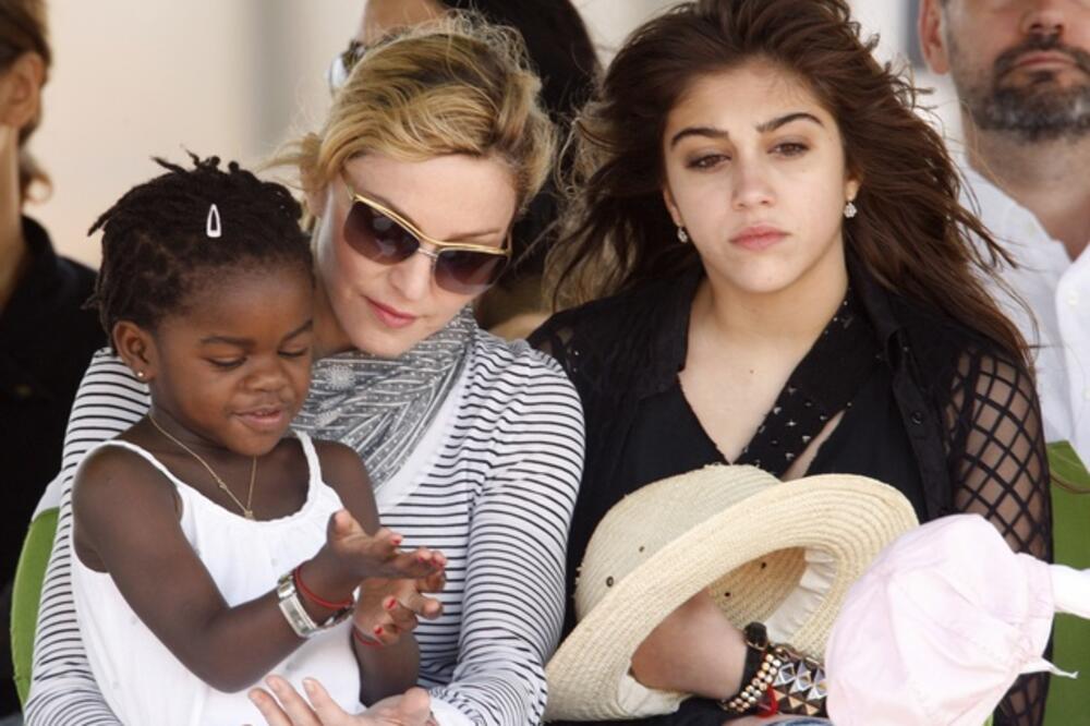 Madona i Lurdes, Foto: Rojters