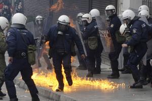 U centru Atine sukob demonstranata i policije
