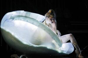 Lejdi Gaga novim singlom obara rekorde