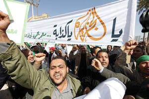 Gadafi okuplja pristalice dok se Libijom šire protesti