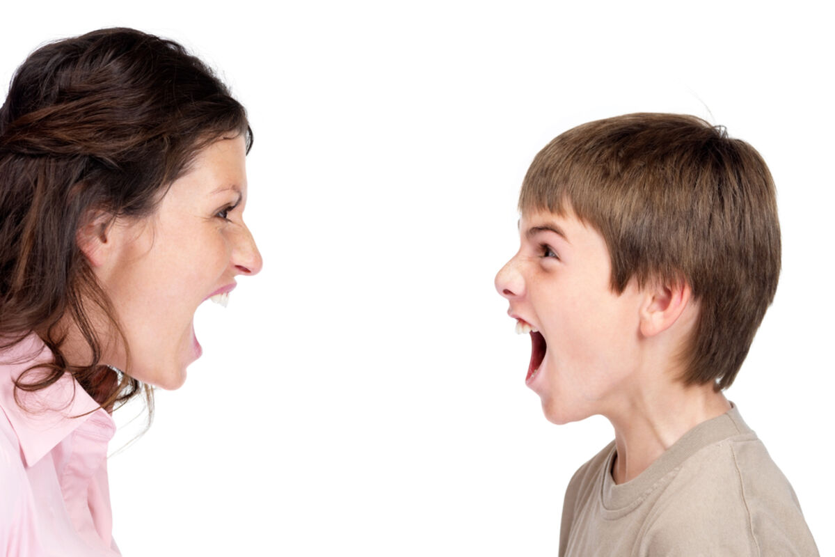 Мама постоянно кричит. Ребенок кричит. Родители орут на ребенка. Мать и ребенок ссорятся. Родители крияат на ребёнка.